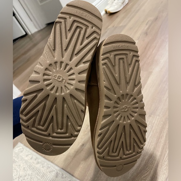 UGG Classic Mini Bootie Size 6 - Picture 2 of 4